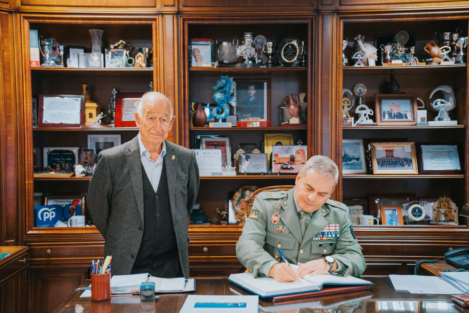 Firma en el Libro de Honor del Ayuntamiento