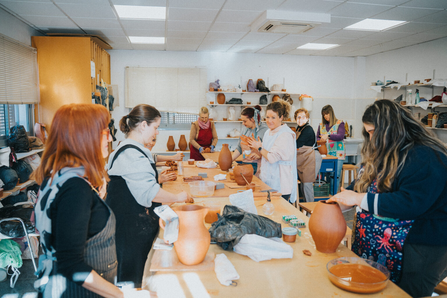 Detalle del proceso de modelado en barro