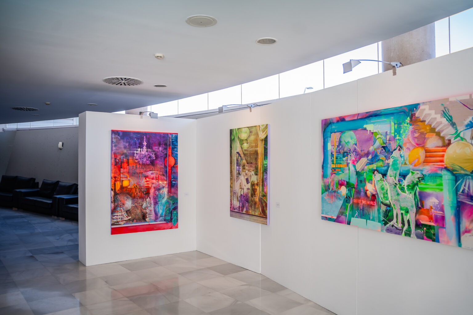 Obra expuesta en el Teatro Auditorio mostrando figuras naturales