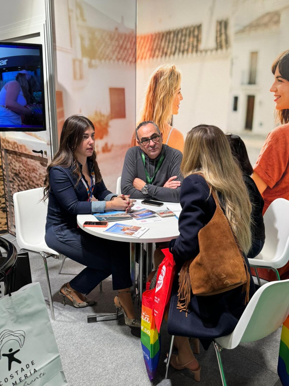 Visita de la concejal a empresas locales en la feria